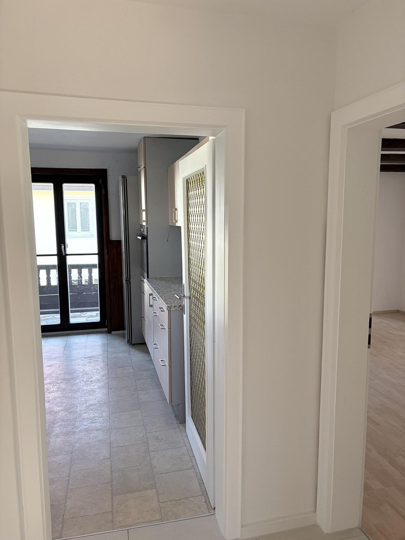 Geräumige und helle Altbauwohnung mit Dachterrasse in bester Karlsfelder Lage – Blumenstraße 34, 85757 Karlsfeld – Vorschaubild 4