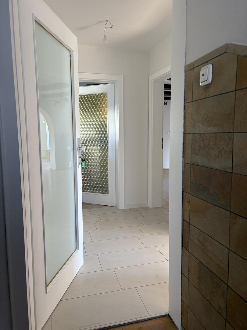 Geräumige und helle Altbauwohnung mit Dachterrasse in bester Karlsfelder Lage – Blumenstraße 34, 85757 Karlsfeld – Vorschaubild 3