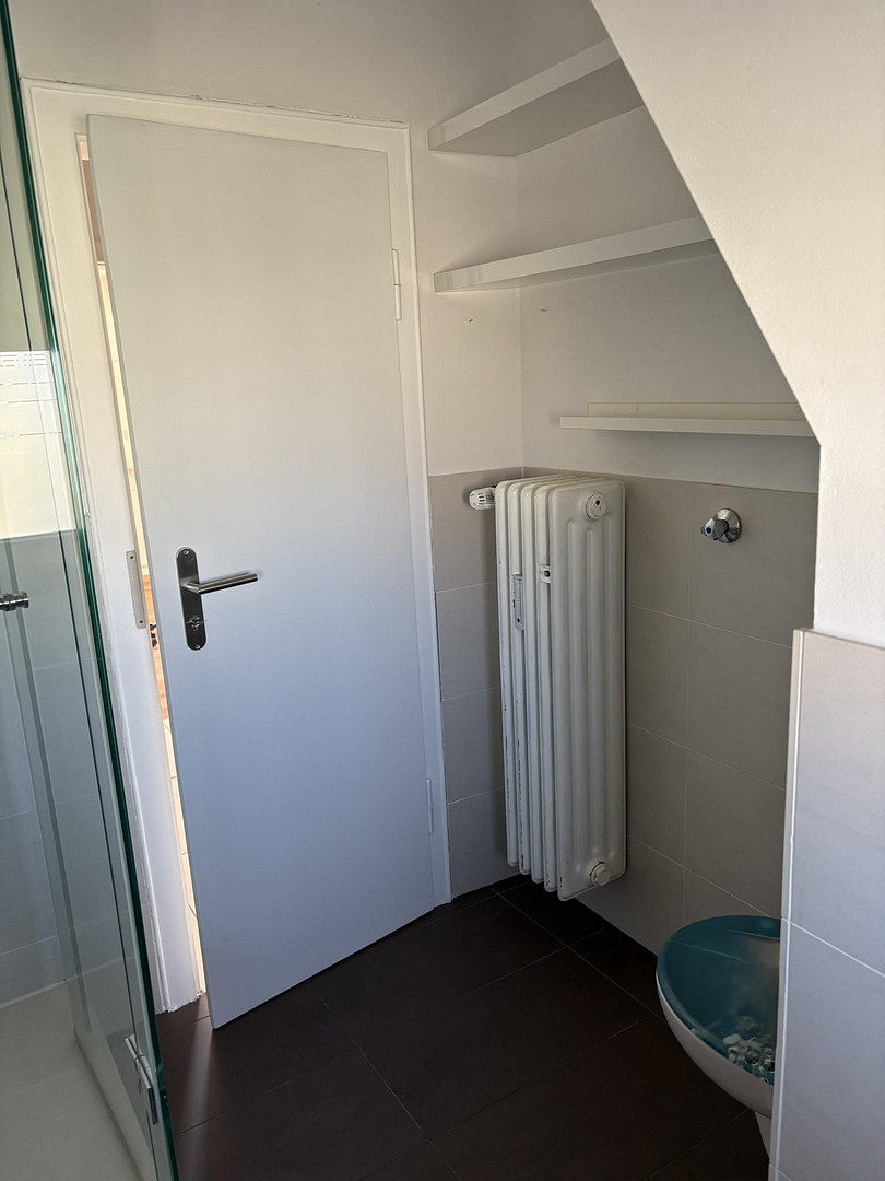 Geräumige und helle Altbauwohnung mit Dachterrasse in bester Karlsfelder Lage – Blumenstraße 34, 85757 Karlsfeld – Vorschaubild 9
