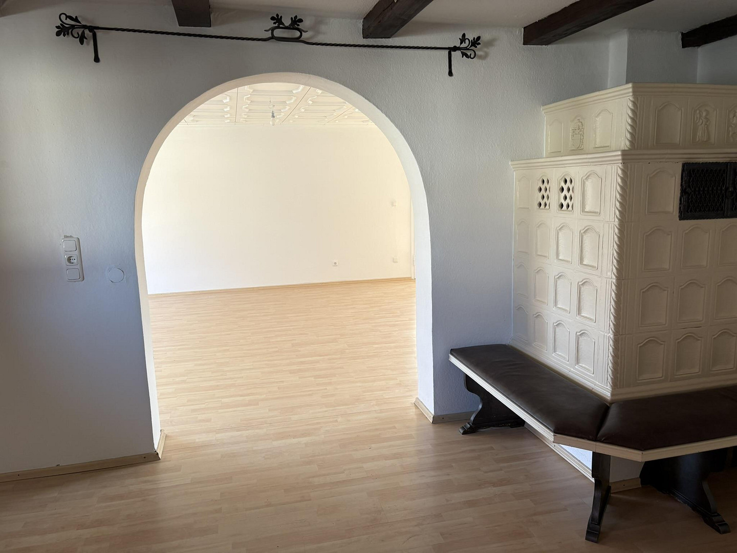 Geräumige und helle Altbauwohnung mit Dachterrasse in bester Karlsfelder Lage – Blumenstraße 34, 85757 Karlsfeld – Vorschaubild 14
