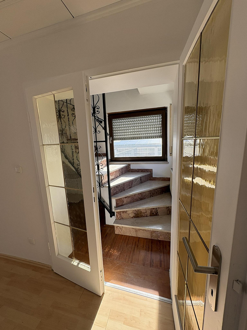 Geräumige und helle Altbauwohnung mit Dachterrasse in bester Karlsfelder Lage – Blumenstraße 34, 85757 Karlsfeld – Vorschaubild 21