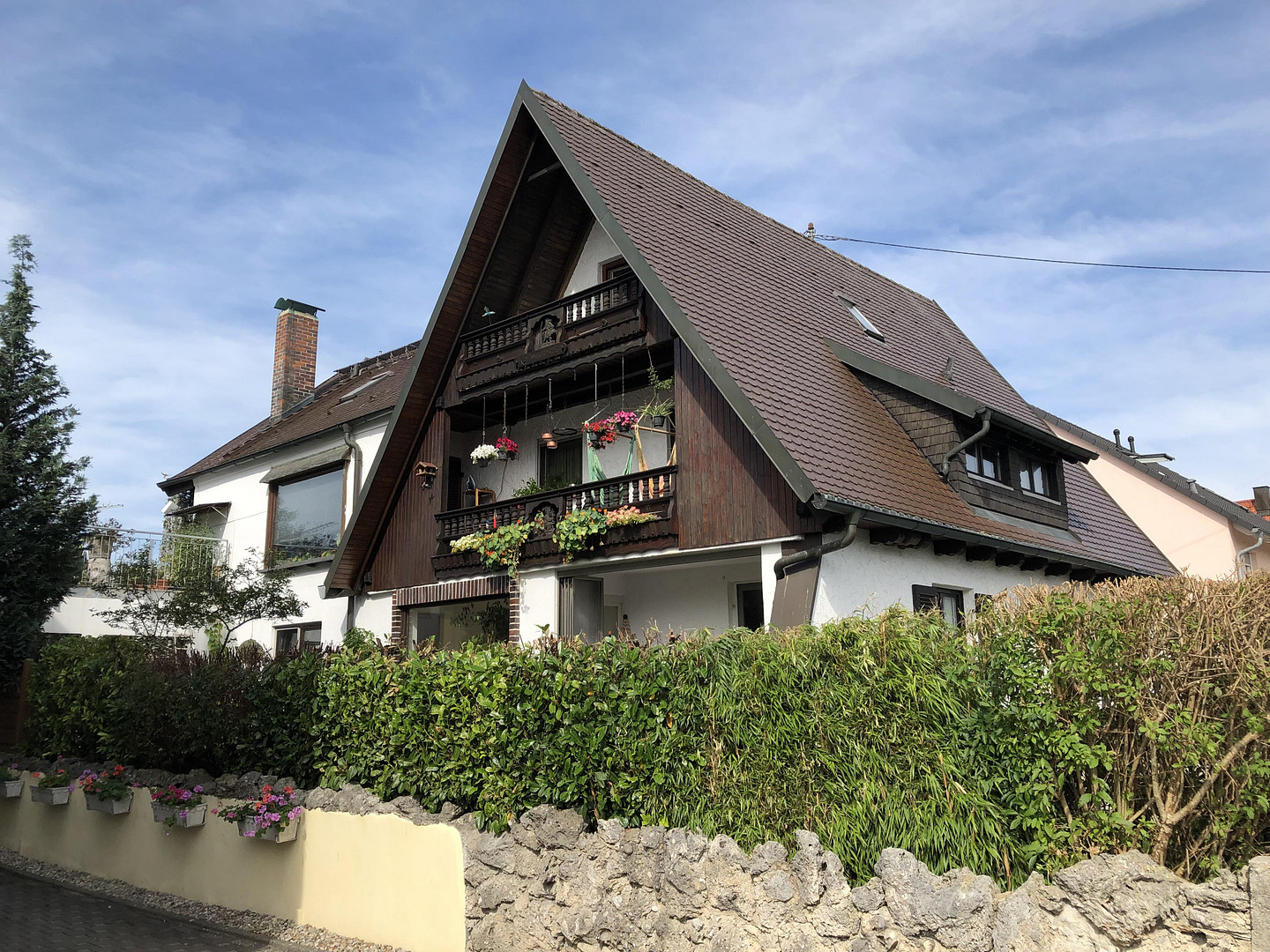Geräumige und helle Altbauwohnung mit Dachterrasse in bester Karlsfelder Lage – Blumenstraße 34, 85757 Karlsfeld – Vorschaubild 2