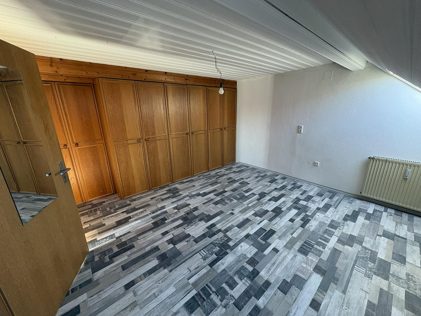 Geräumige und helle Altbauwohnung mit Dachterrasse in bester Karlsfelder Lage – Blumenstraße 34, 85757 Karlsfeld – Vorschaubild 23