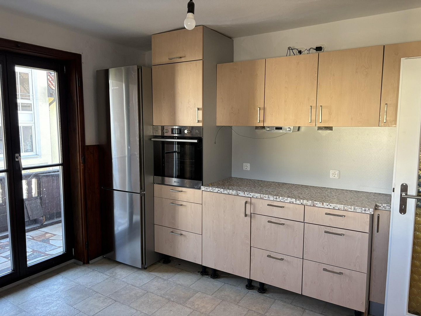 Geräumige und helle Altbauwohnung mit Dachterrasse in bester Karlsfelder Lage – Blumenstraße 34, 85757 Karlsfeld – Vorschaubild 5