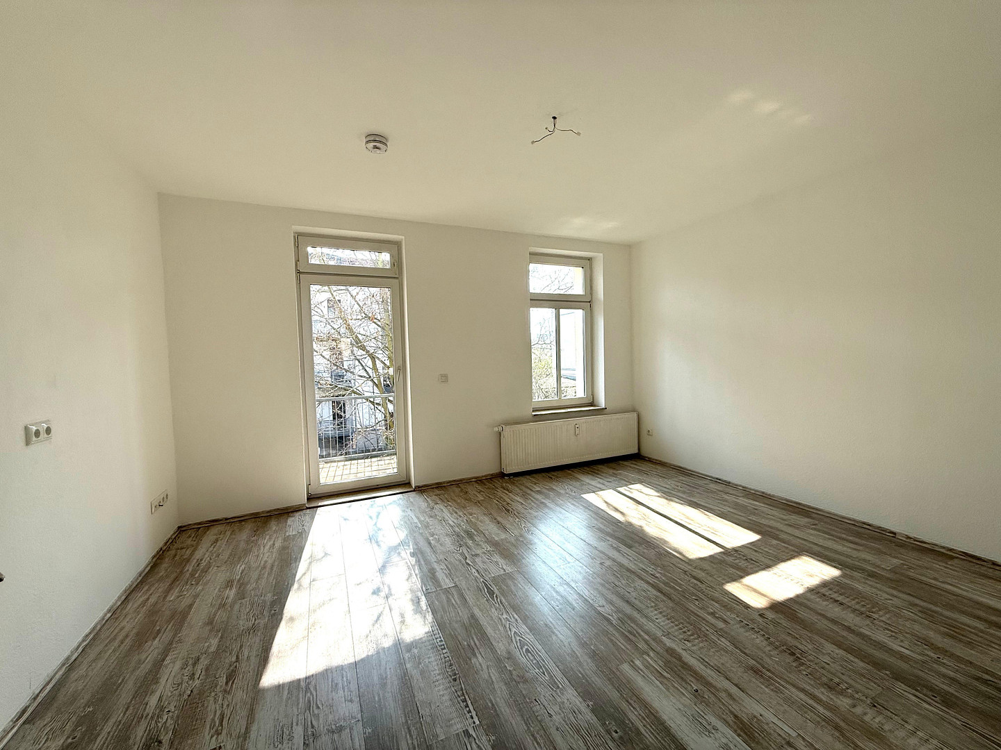 Leerstehend & provisionsfrei: 2-Zimmer-Wohnung mit Südbalkon in ruhiger Lage