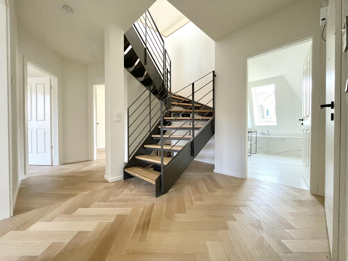Neubau trifft Stilaltbau: Erstbezug exklusive 5-Zimmer Penthousemaisonette m. Aufzug – Schinkelstr. 80, 40211 Düsseldorf(Pempelfort) – Vorschaubild 4
