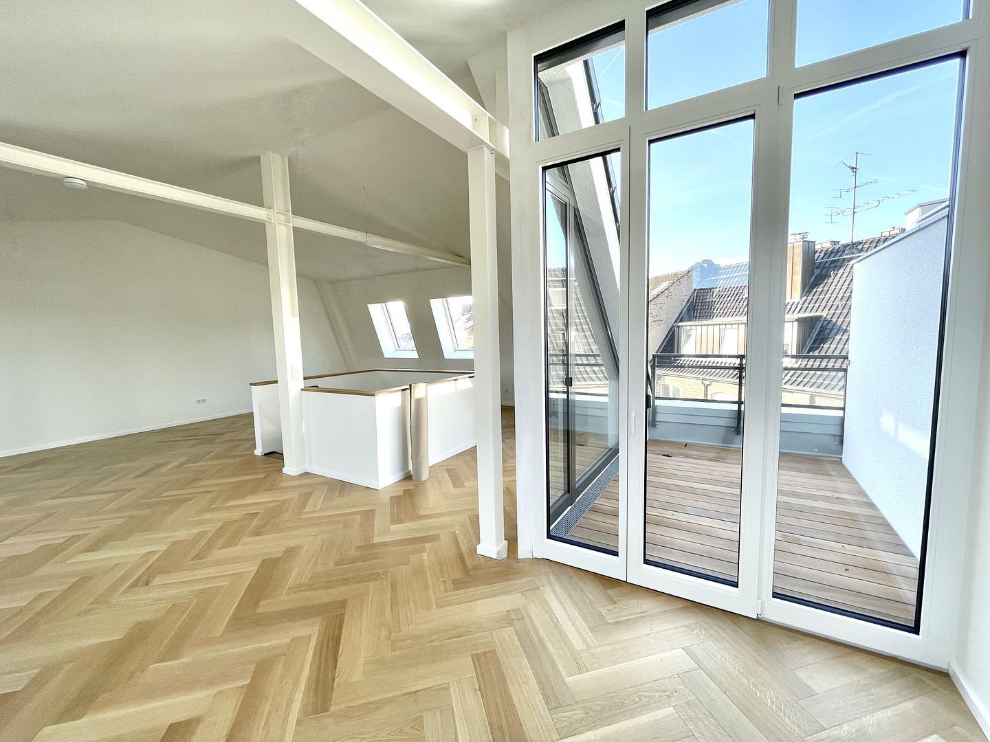 Neubau trifft Stilaltbau: Erstbezug exklusive 5-Zimmer Penthousemaisonette m. Aufzug – Schinkelstr. 80, 40211 Düsseldorf(Pempelfort) – Vorschaubild 2