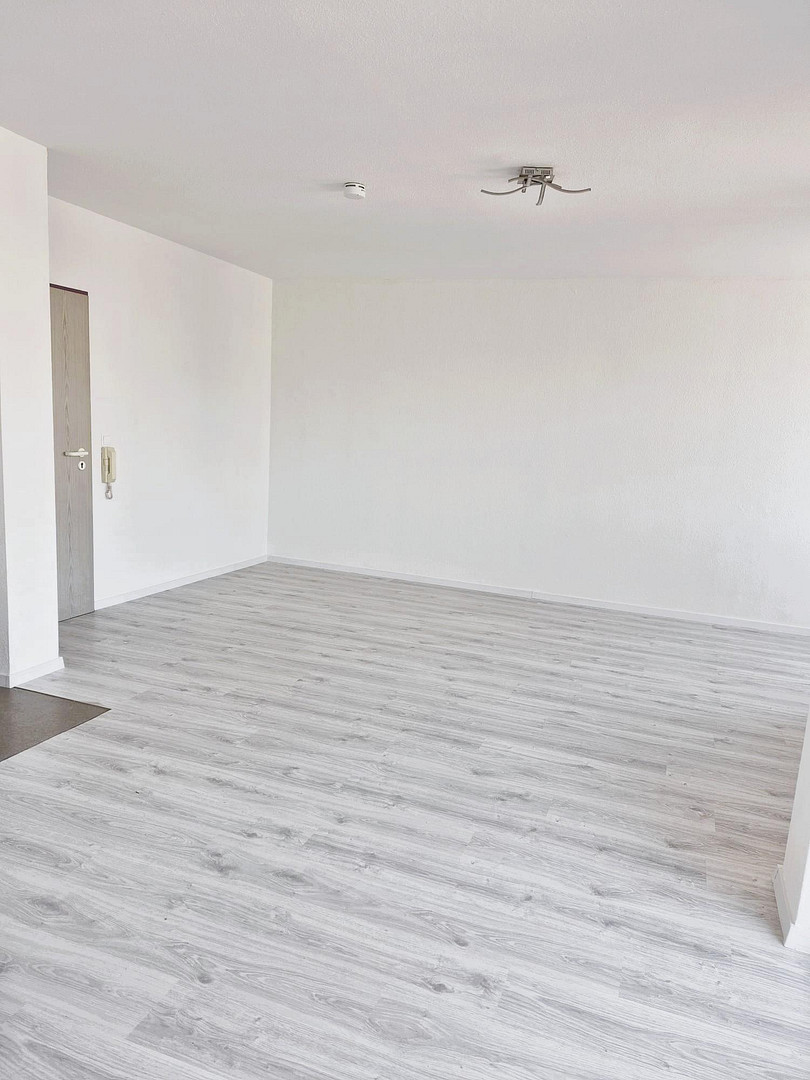 Einziehen & Losleben: Frisch renovierte 2-Zimmer-Wohnung mit Tiefgarage in KA-Oberreut – Woerishofferstraße 12, 76189 Karlsruhe(Oberreut) – Vorschaubild 2