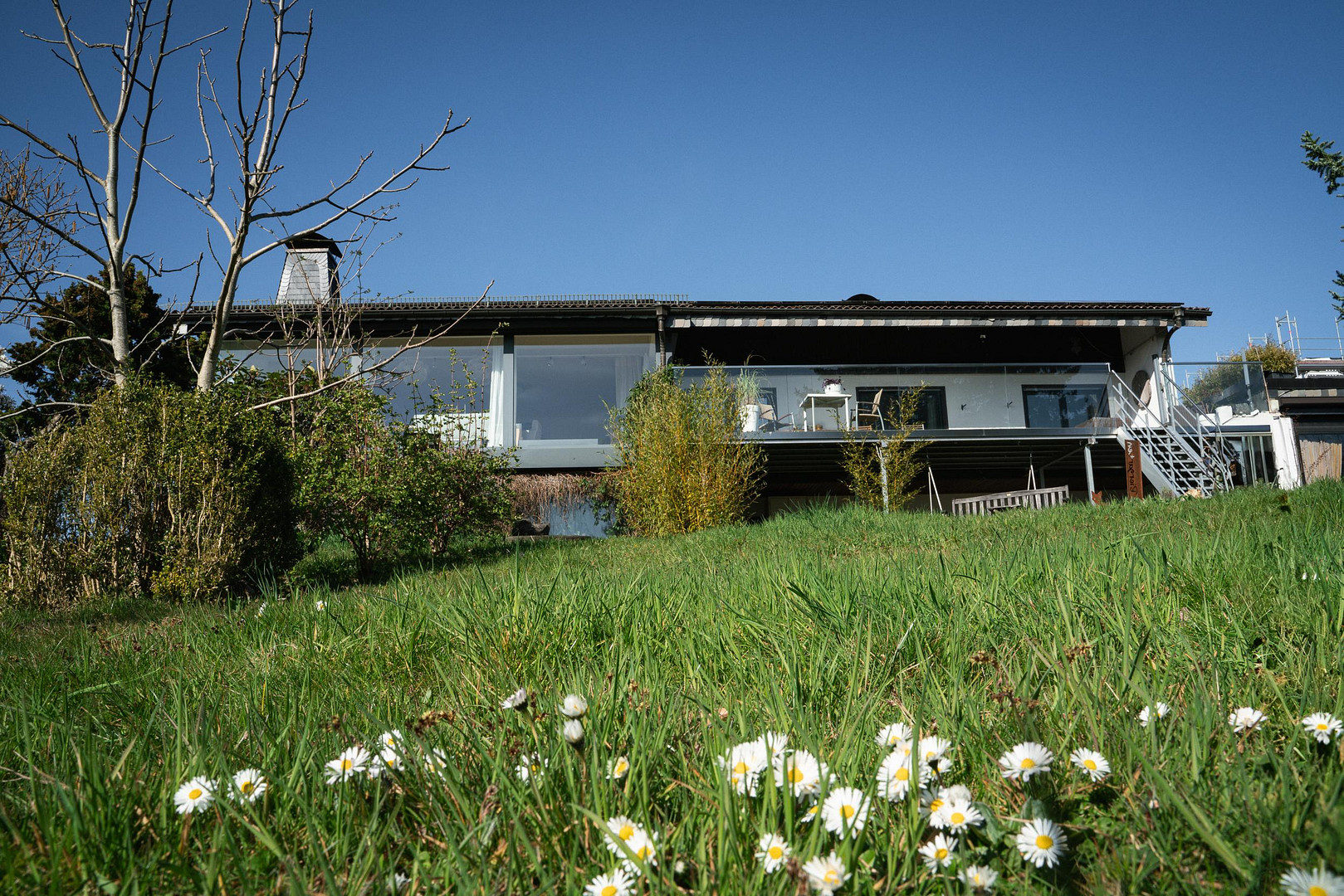 Exklusives Zweifamilienhaus Glashütten: Pool, Blick, barrierefrei – nur 30 Min. von FFM & Wiesbaden – Glashütten – Vorschaubild 3