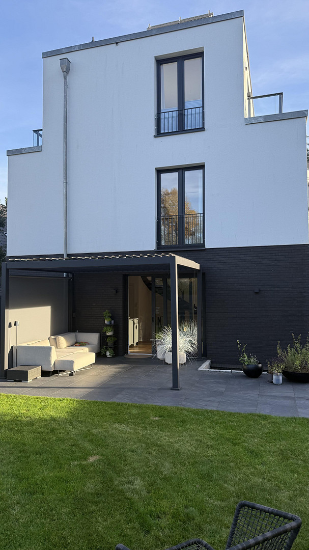 Modernes Endhaus am Brabandkanal mit großem Garten, Dachterrasse und Wellnessbereich – Am Brabandkanal 5d, 22297 Hamburg(Alsterdorf) – Vorschaubild 2