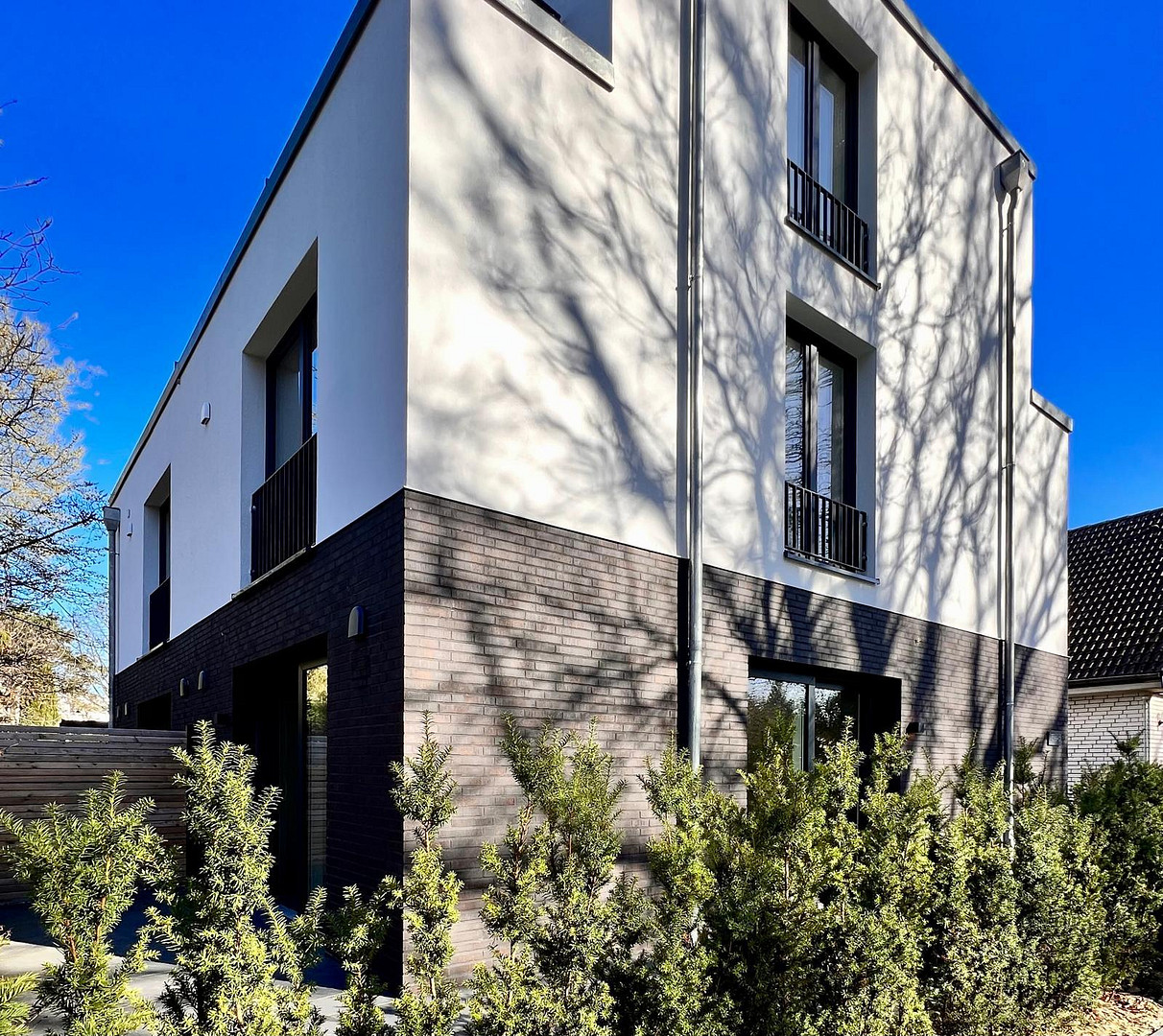 Modernes Endhaus am Brabandkanal mit großem Garten, Dachterrasse und Wellnessbereich – Am Brabandkanal 5d, 22297 Hamburg(Alsterdorf) – Vorschaubild 4