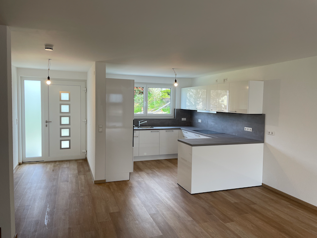Sehr schönes Reihenhaus BJ24 - Massivbau - Wärmepumpe - PV - Garage - EBK – Wehratalstrasse 31c, 79664 Wehr(Öflingen) – Vorschaubild 4