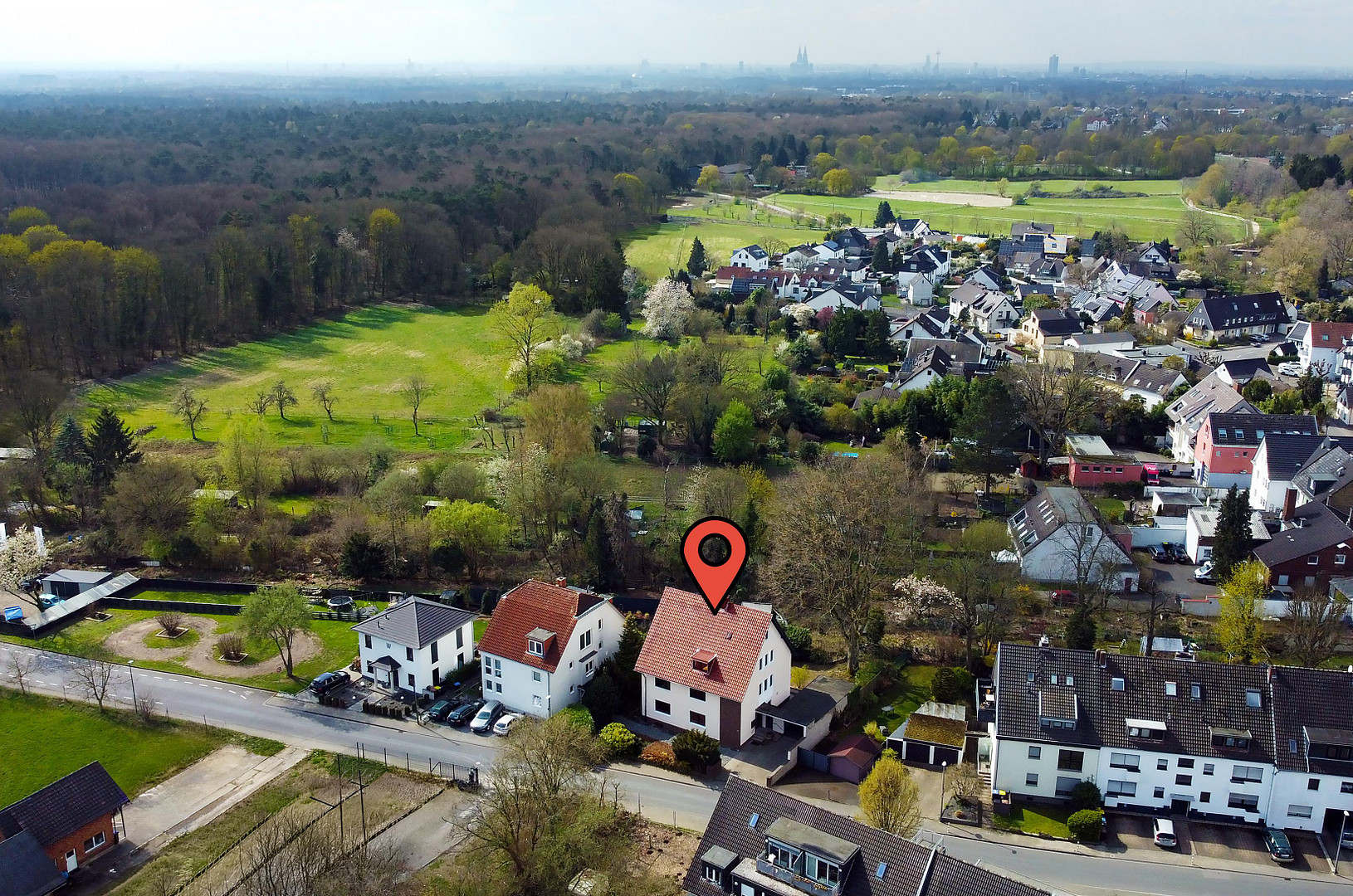 Investieren in Qualität: leerstehendes Mehrfamilienhaus mit 3 geteilten Einheiten in Köln – Penningsfelder Weg 89, 51069 Köln(Dellbrück) – Vorschaubild 2