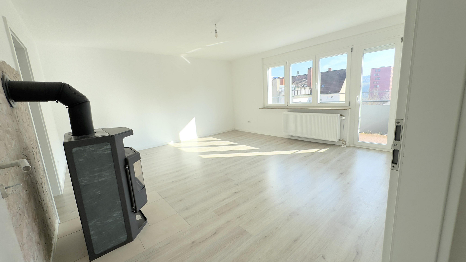 🏡 Fünf-Zimmer-Wohnung in Pforzheim – modernisiert, lichtdurchflutet, mit Kamin und zwei Bädern – Hohenstaufenstr. 56, 75177 Pforzheim – Vorschaubild 3
