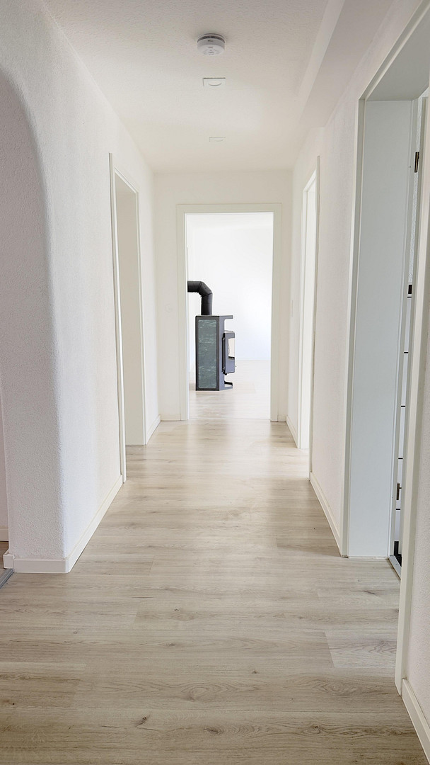 🏡 Fünf-Zimmer-Wohnung in Pforzheim – modernisiert, lichtdurchflutet, mit Kamin und zwei Bädern – Hohenstaufenstr. 56, 75177 Pforzheim – Vorschaubild 2