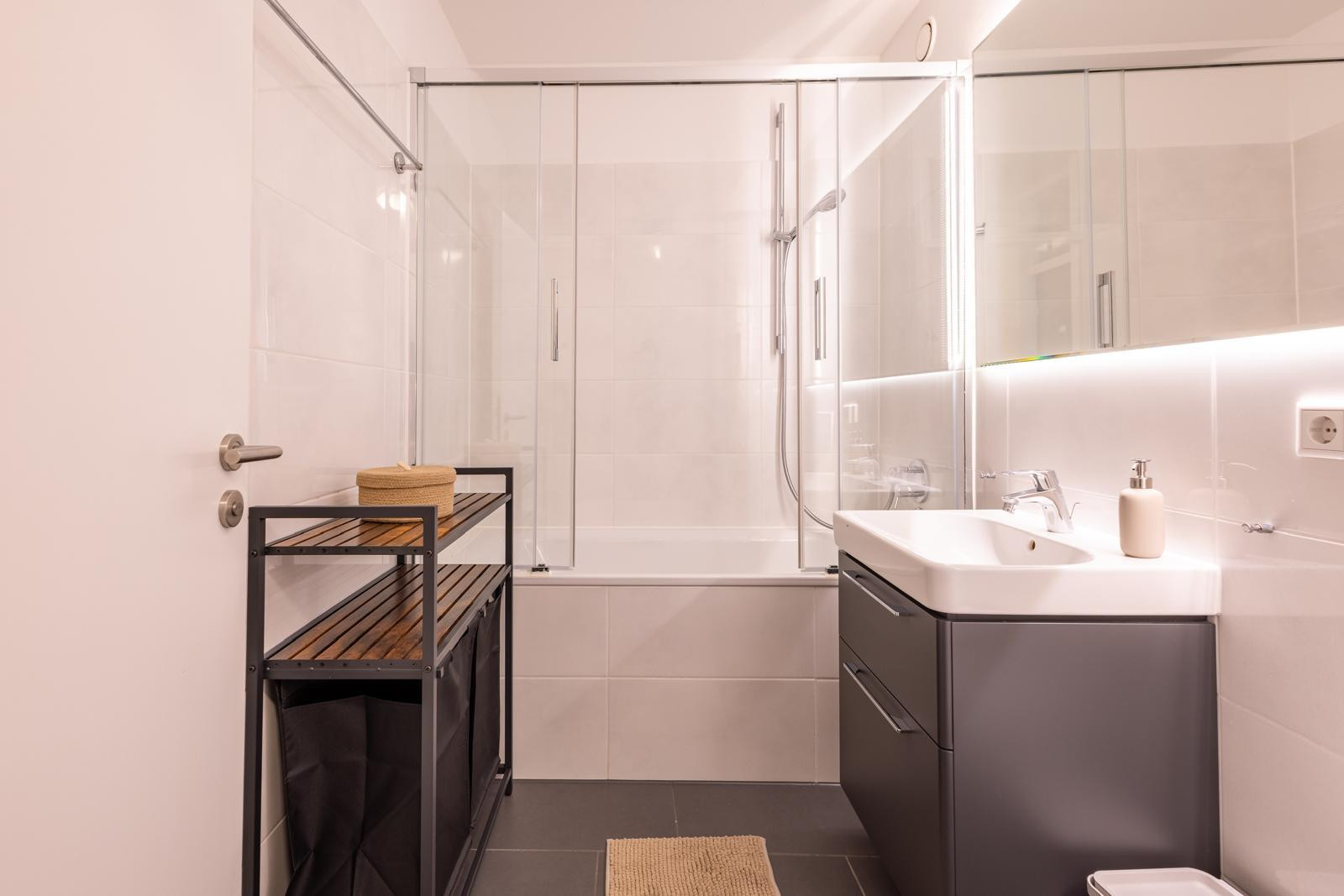 Neu möblierte, ruhige Terrassenwohnung inkl. Schwimmbad im Haus – Johann-Fichte-Str.11, 80805 München(Schwabing) – Vorschaubild 10