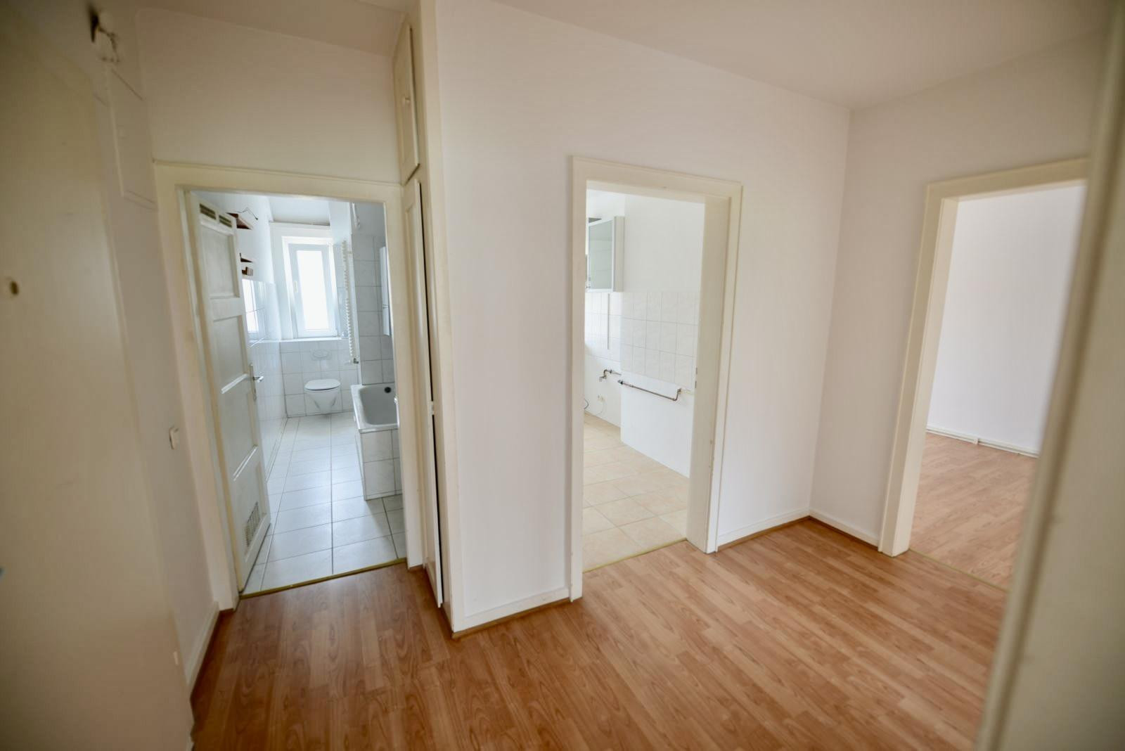 Exklusive 3-Zimmer-DG-Wohnung mit Einbauküche in Wiesbaden – 65195 Wiesbaden – Vorschaubild 9