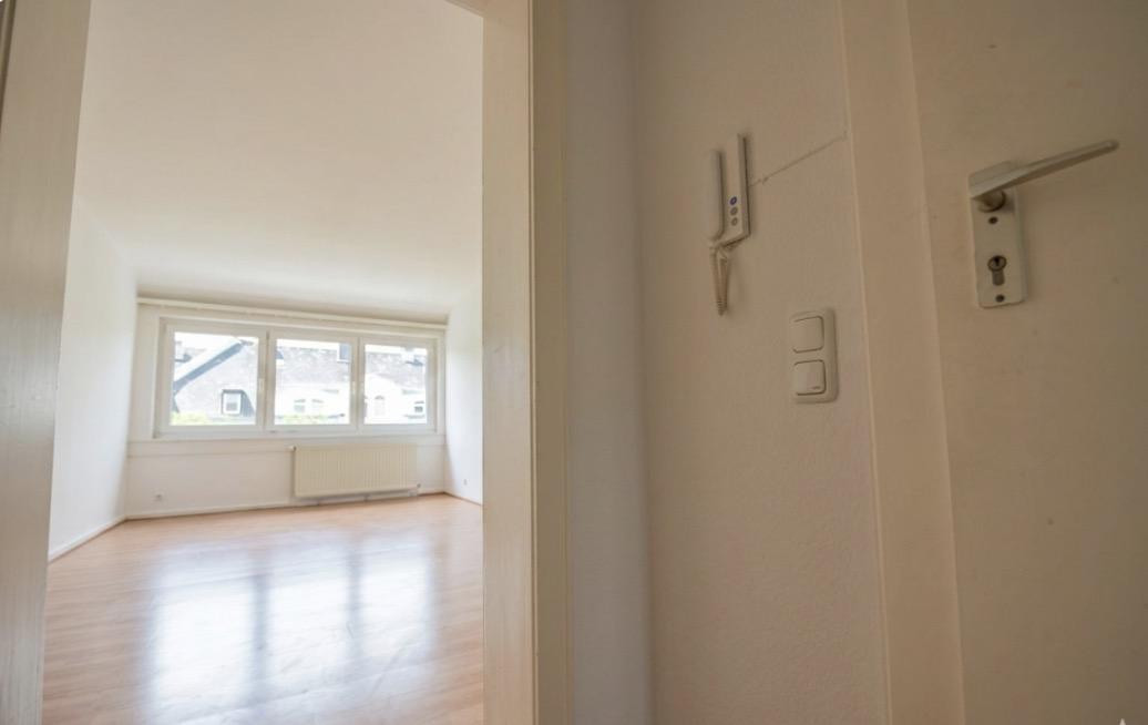 Exklusive 3-Zimmer-DG-Wohnung mit Einbauküche in Wiesbaden – 65195 Wiesbaden – Vorschaubild 4