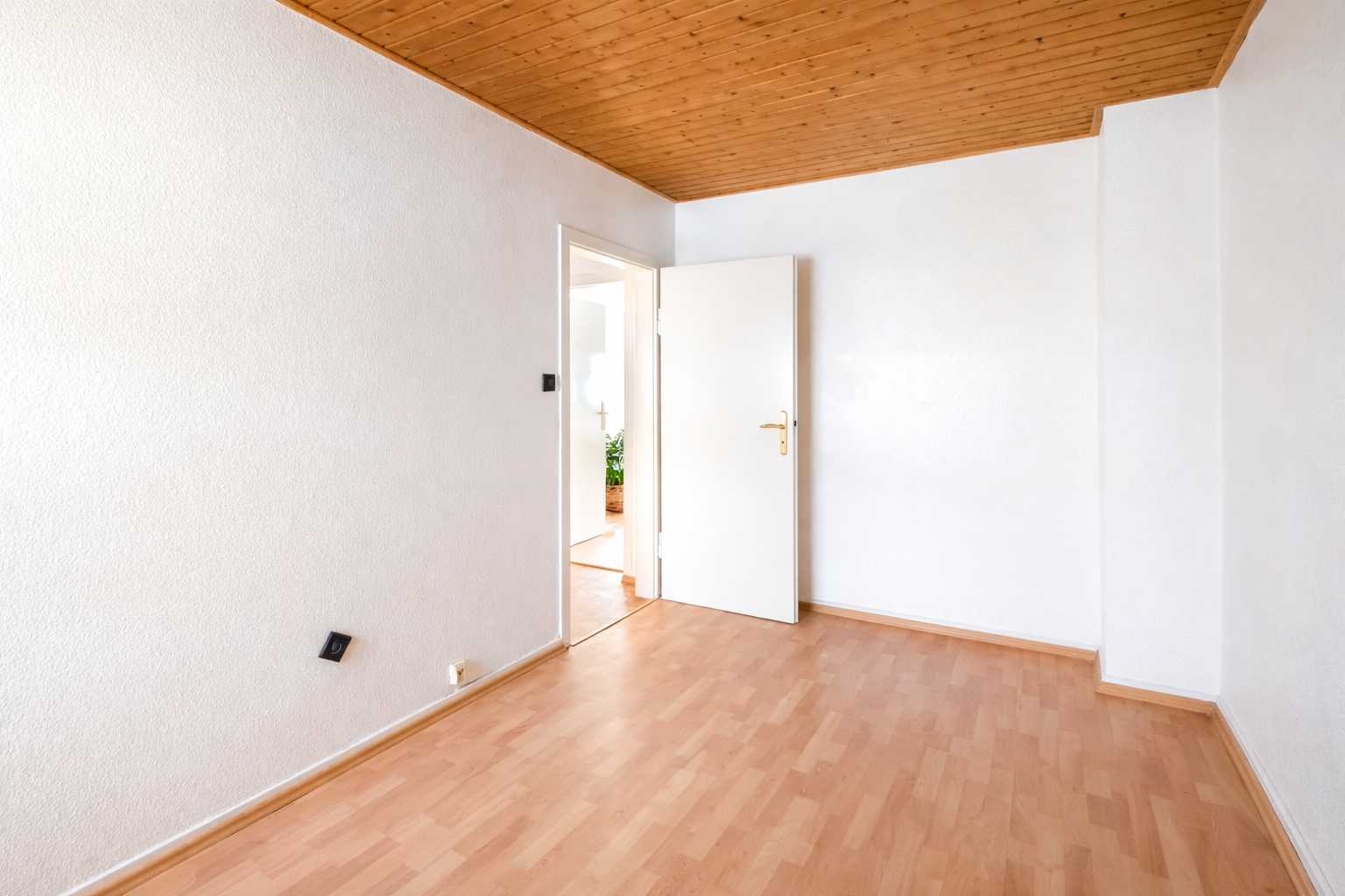 Jobcenter – جوب سنتر – Джобцентер – deine neue Wohnung ist fertig! – Waldstraße 15, 42853 Remscheid – Vorschaubild 4