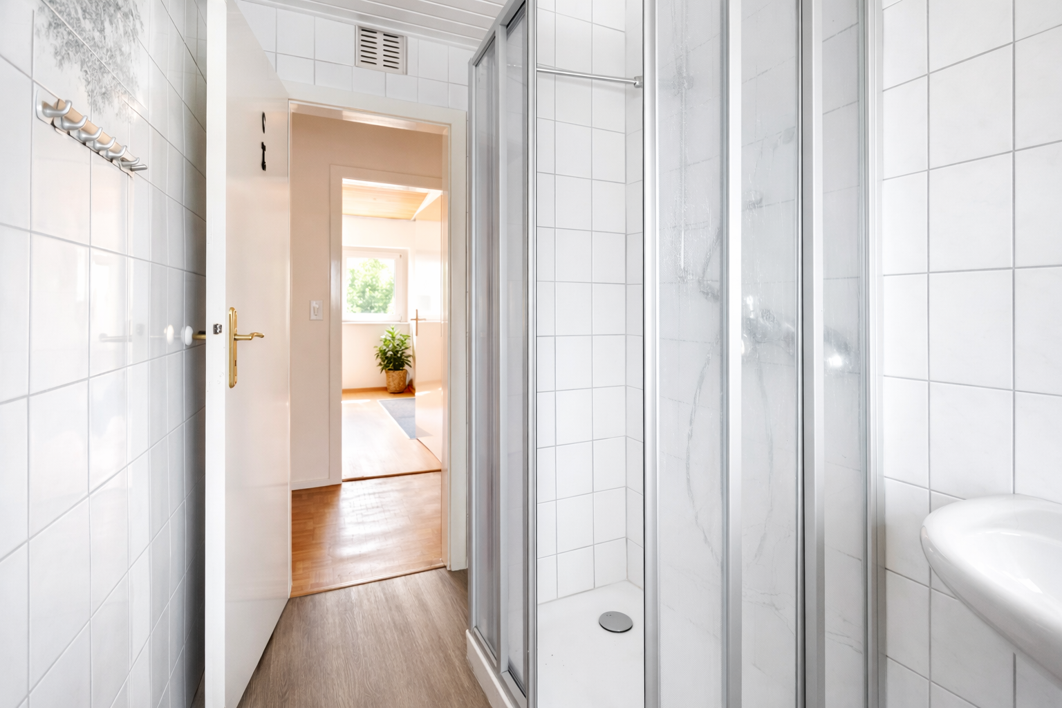 Jobcenter – جوب سنتر – Джобцентер – deine neue Wohnung ist fertig! – Waldstraße 15, 42853 Remscheid – Vorschaubild 6