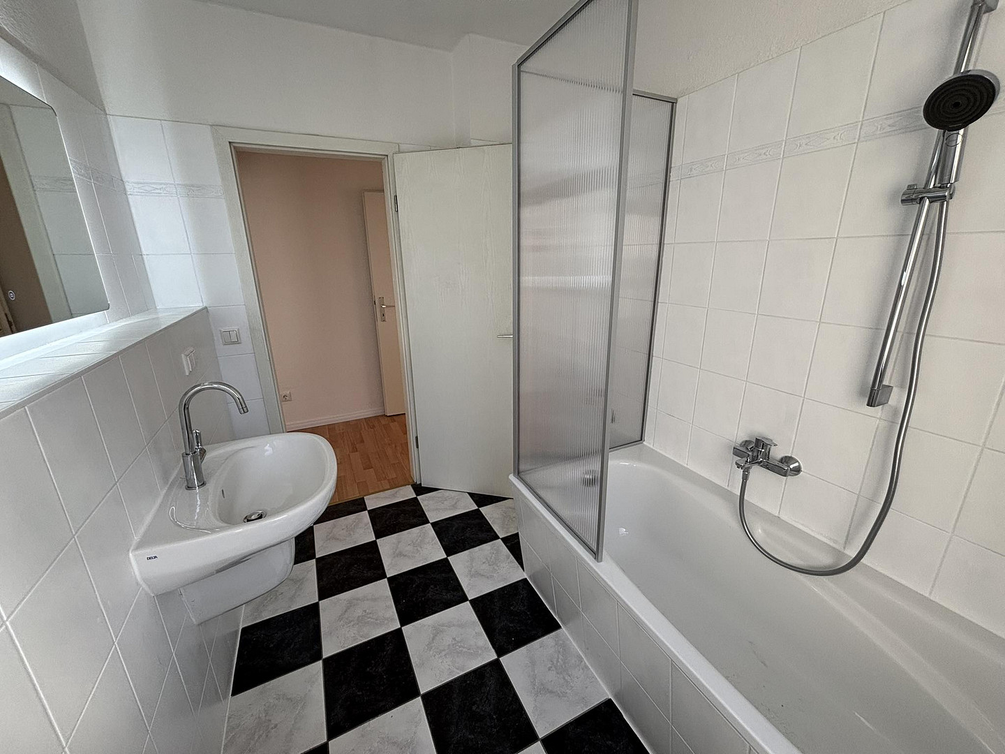 Helle, frisch renovierte 2,5-Zimmer-Wohnung mit neuer EBK & großem Balkon  in Sudenburg – Lemsdorfer Weg 10, 39112 Magdeburg(Sudenburg) – Vorschaubild 4