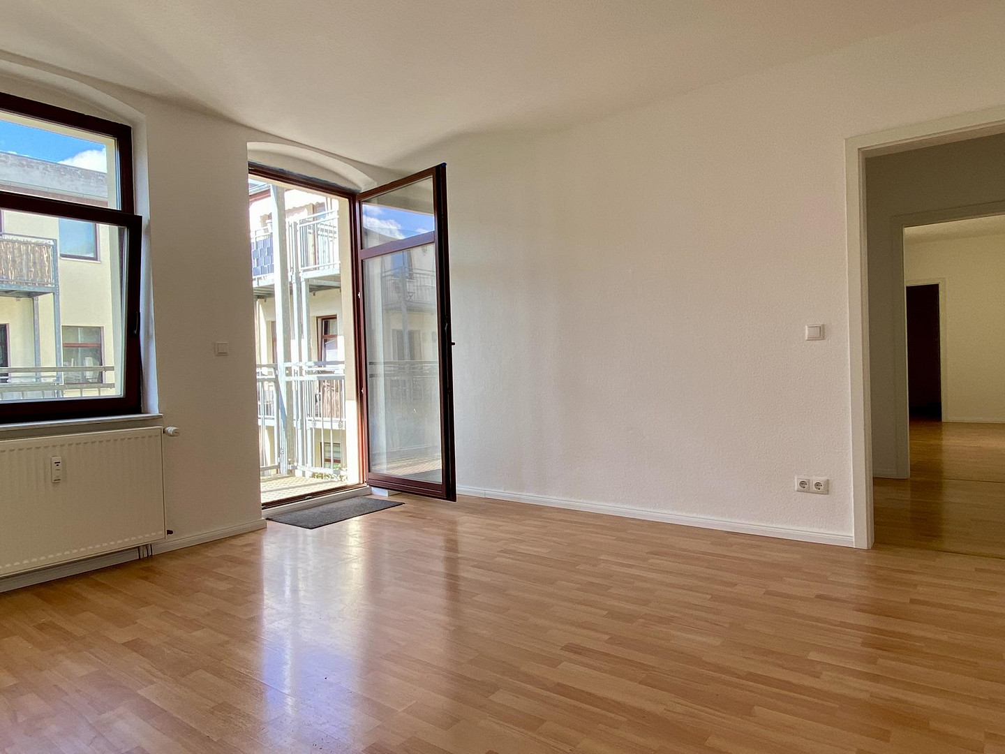 Helle, frisch renovierte 2,5-Zimmer-Wohnung mit neuer EBK & großem Balkon  in Sudenburg – Lemsdorfer Weg 10, 39112 Magdeburg(Sudenburg) – Vorschaubild 2