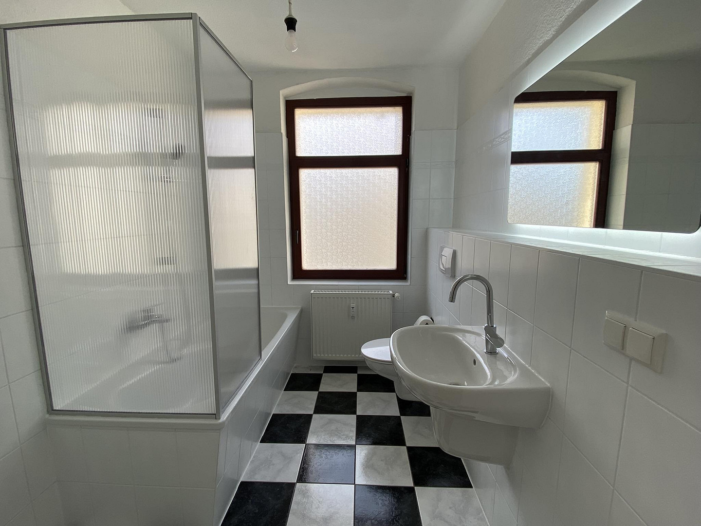 Helle, frisch renovierte 2,5-Zimmer-Wohnung mit neuer EBK & großem Balkon  in Sudenburg – Lemsdorfer Weg 10, 39112 Magdeburg(Sudenburg) – Vorschaubild 3
