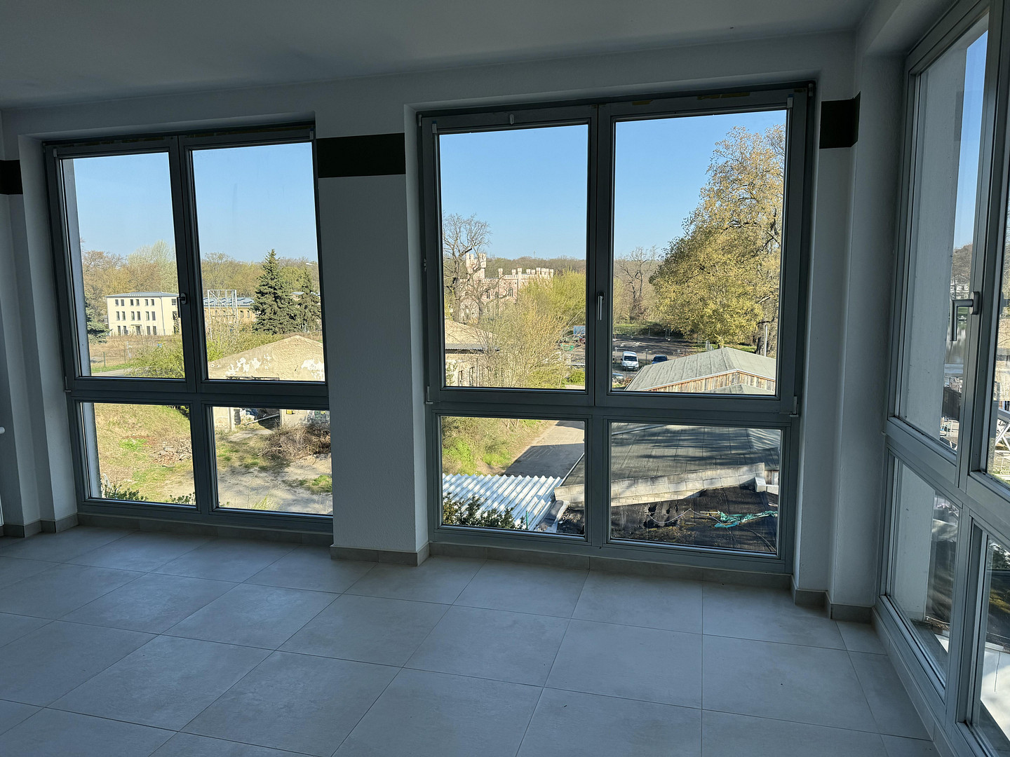 Seeblick • Eckwohnung mit viel Licht • Balkon zum Wasser • hochwertig saniert – Tschudistraße 8c, 14476 Potsdam - Neu-Fahrland – Vorschaubild 3