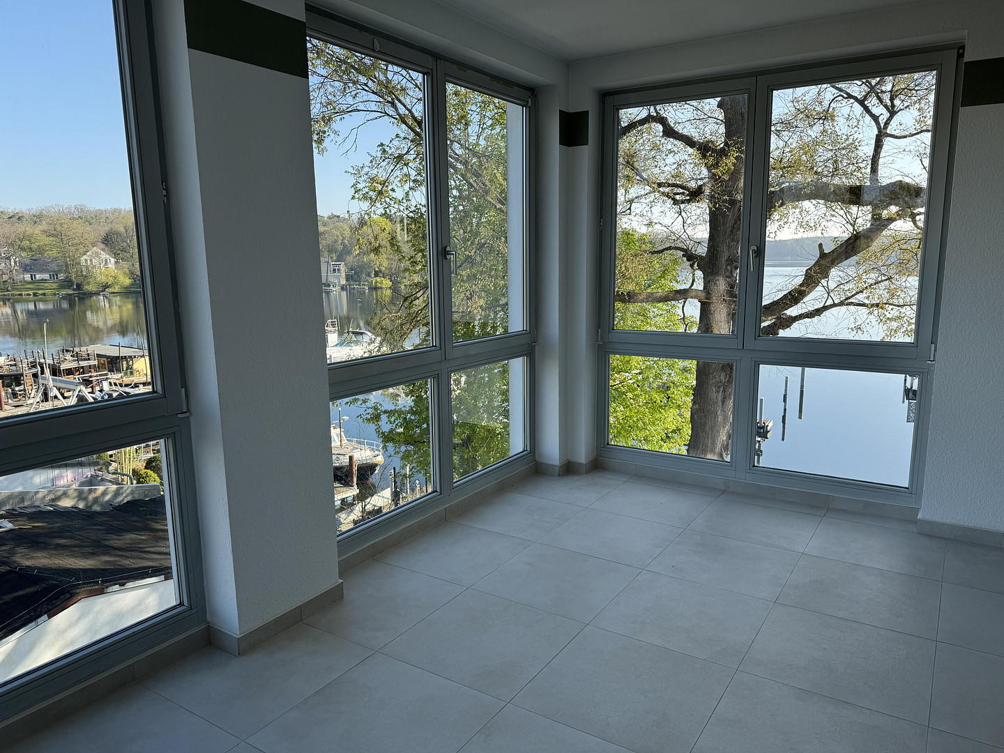 Seeblick • Eckwohnung mit viel Licht • Balkon zum Wasser • hochwertig saniert – Tschudistraße 8c, 14476 Potsdam - Neu-Fahrland – Vorschaubild 2