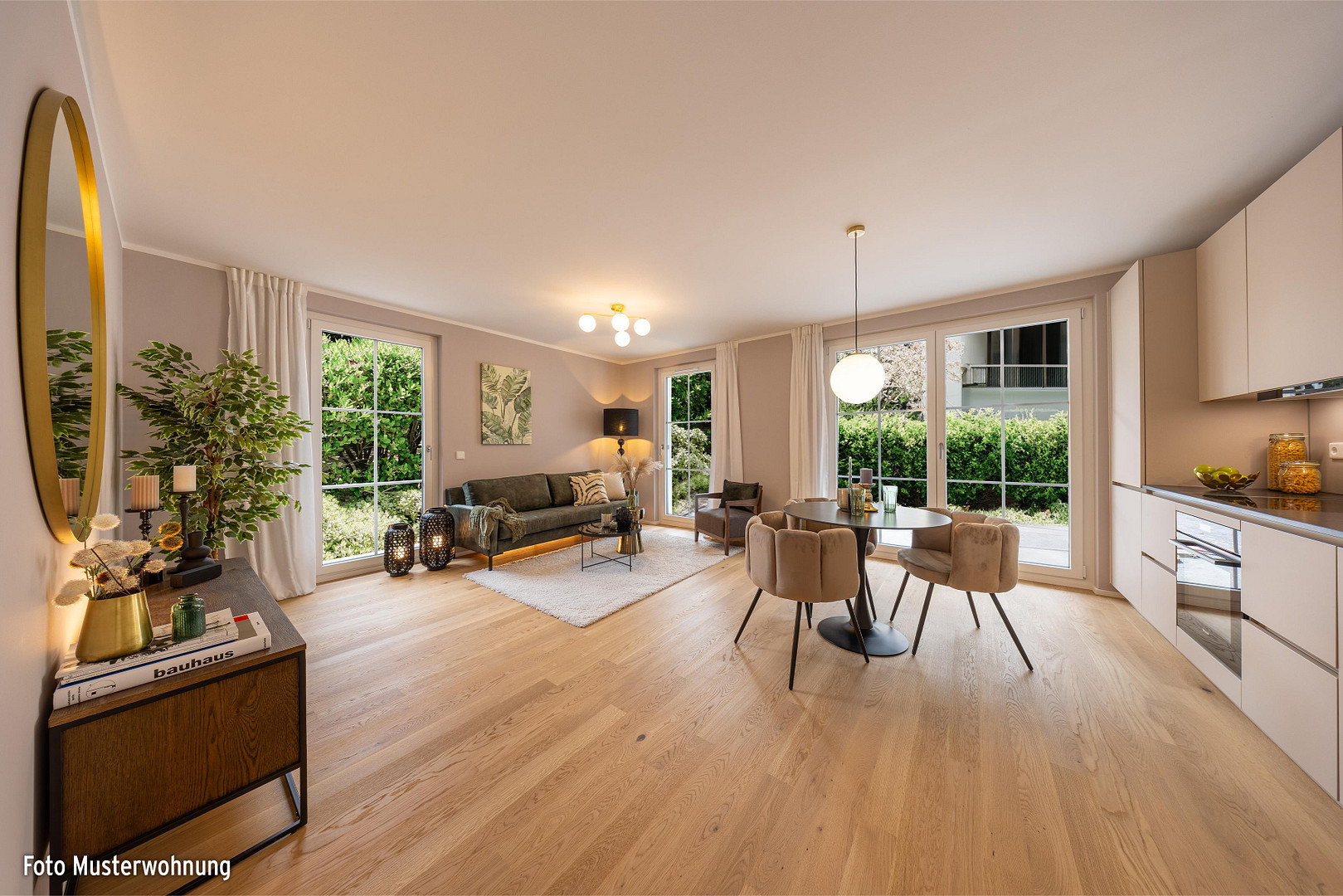 *SOFORT BEZUGSFERTIG* EXKLUSIVE MAISONETTE-WOHNUNG MIT SCHÖNER GARTENTERRASSE (U3) – Bauweberstraße 1c, 81476 München Forstenried(Fürstenried) – Vorschaubild 2