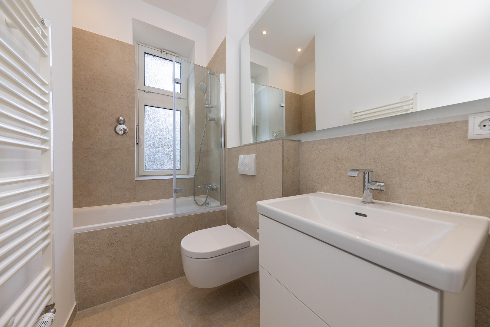 Tageslichtbad 1 mit Badewanne