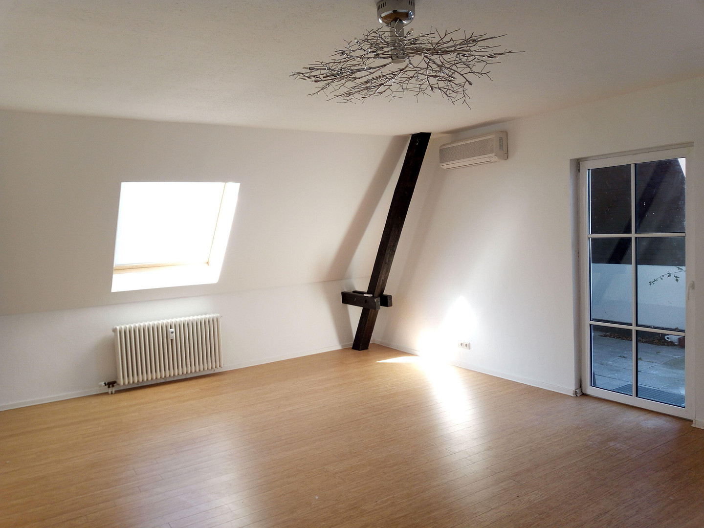 Helle, freundliche Dachgeschoß- Wohnung 2 ZKB – Göggingerstr 31, 86159 Augsburg(Antonsviertel) – Vorschaubild 3