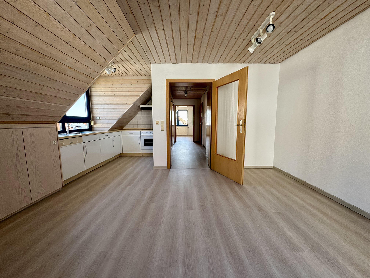 Provisionsfrei: 2-Zimmer-Wohnung DG mit Balkon in betreuter Wohnanlage – Birkenfeldstraße 5, 74206 Bad Wimpfen – Vorschaubild 3