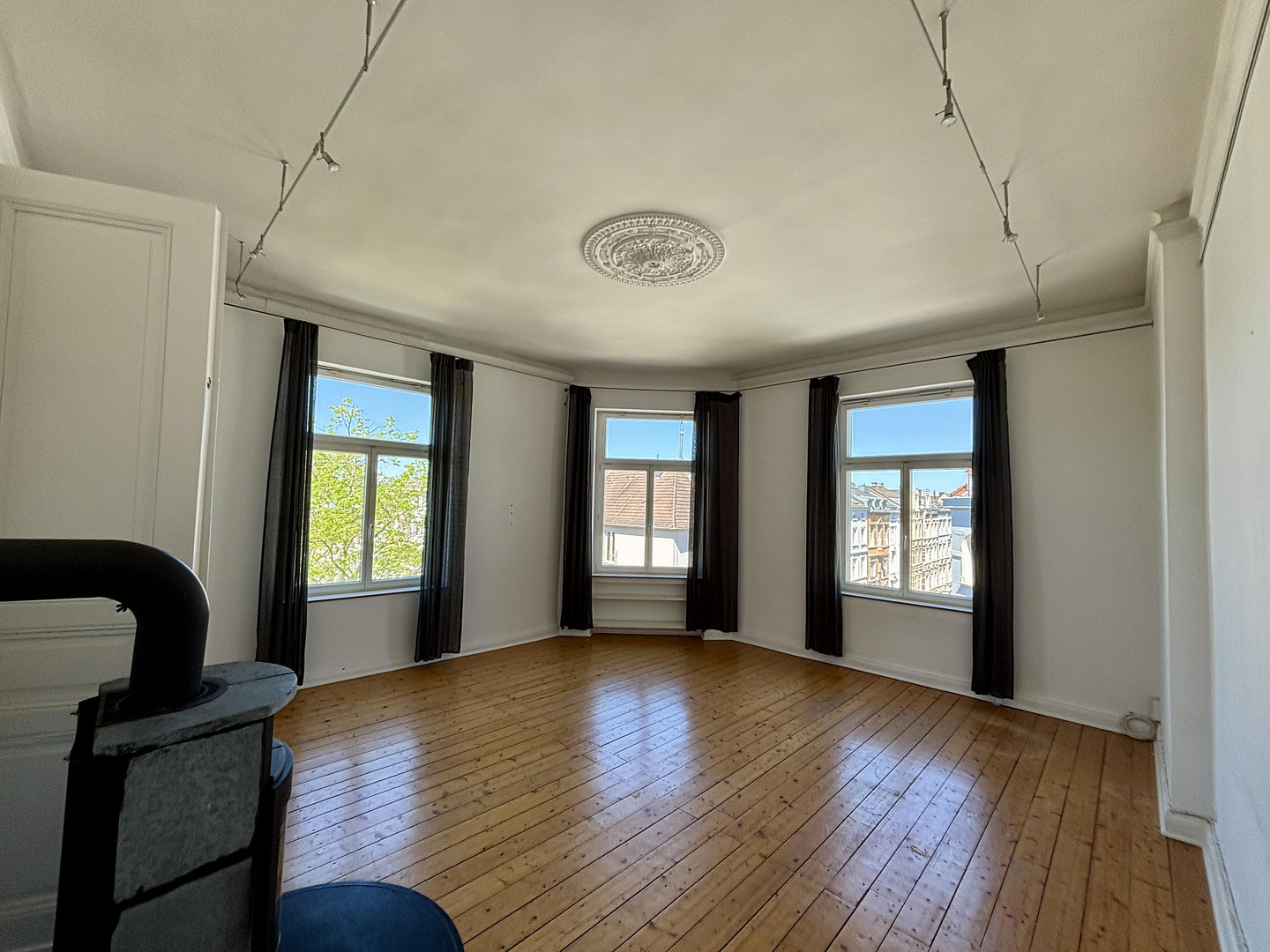 Altbau-Charme pur: 4-Zimmer-Wohnung mit Dielenboden & Stuckdecken