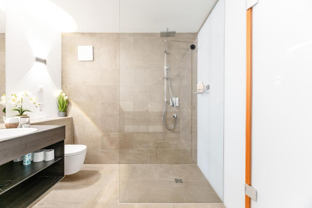 Extravagantes Designer-Haus im Schweizer Chaletstil – Bodensee-Panorama inklusive - Provisionsfrei – Zum Schierenberg 23, 78337 Öhningen-Wangen(Wangen) – Vorschaubild 14