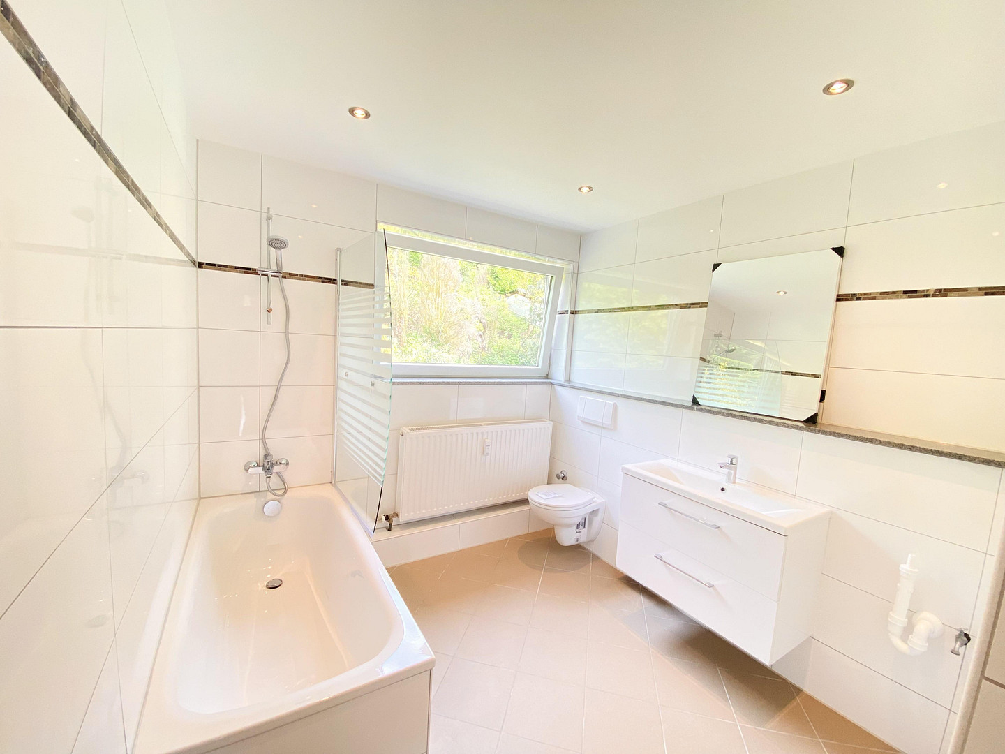 Top Wohnung Balkon EBK Unterbachersee! – Rathelbeckstrasse 350, 40627 Düsseldorf(Unterbach) – Vorschaubild 2