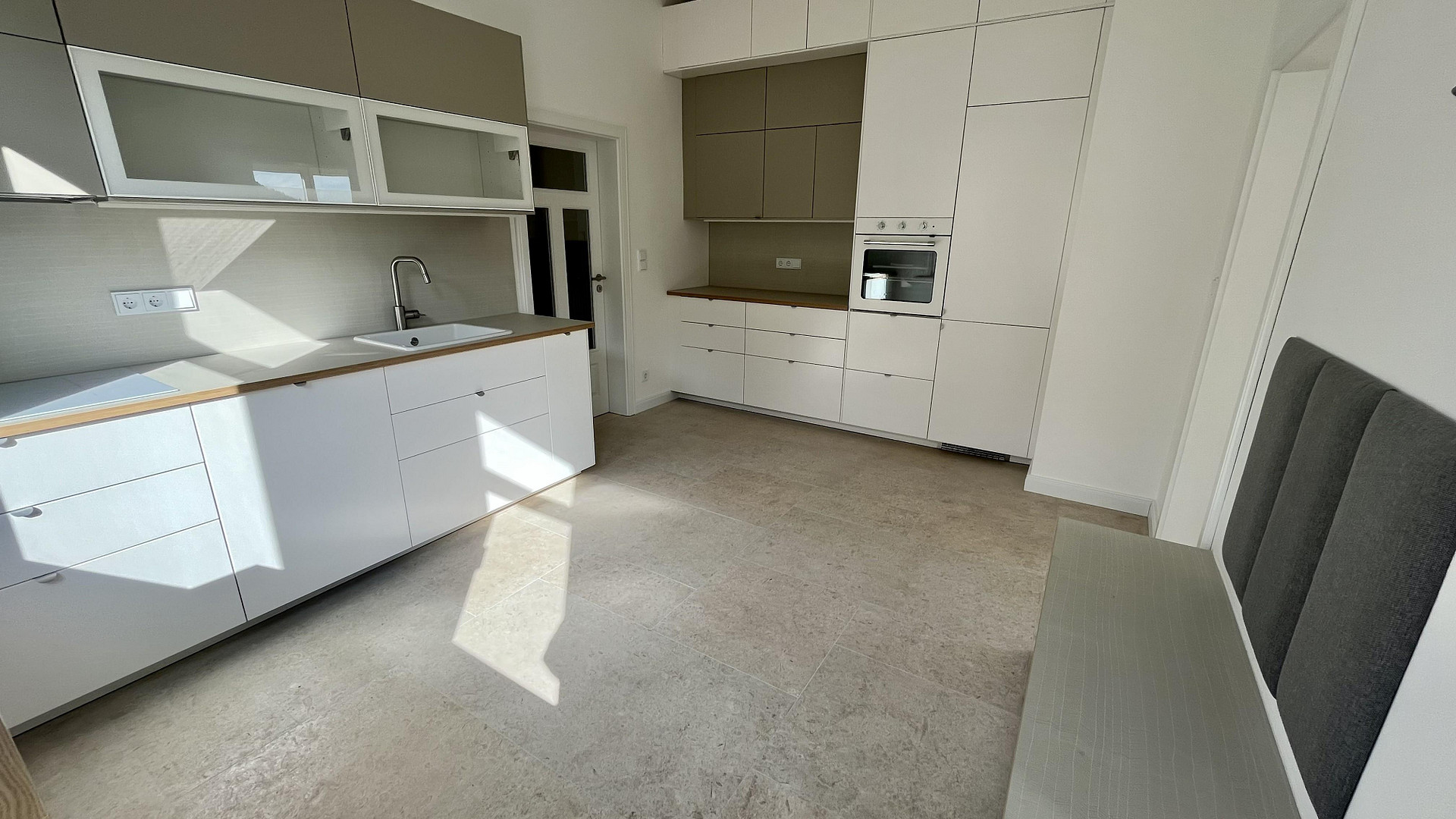 Wunderschöne, kernsanierte 3,5-Zimmer-Wohnung mit Einbauküche, Kaminofen & 3m hohen Decken – Ilmenauer Weg 6, 98693 Manebach – Vorschaubild 2