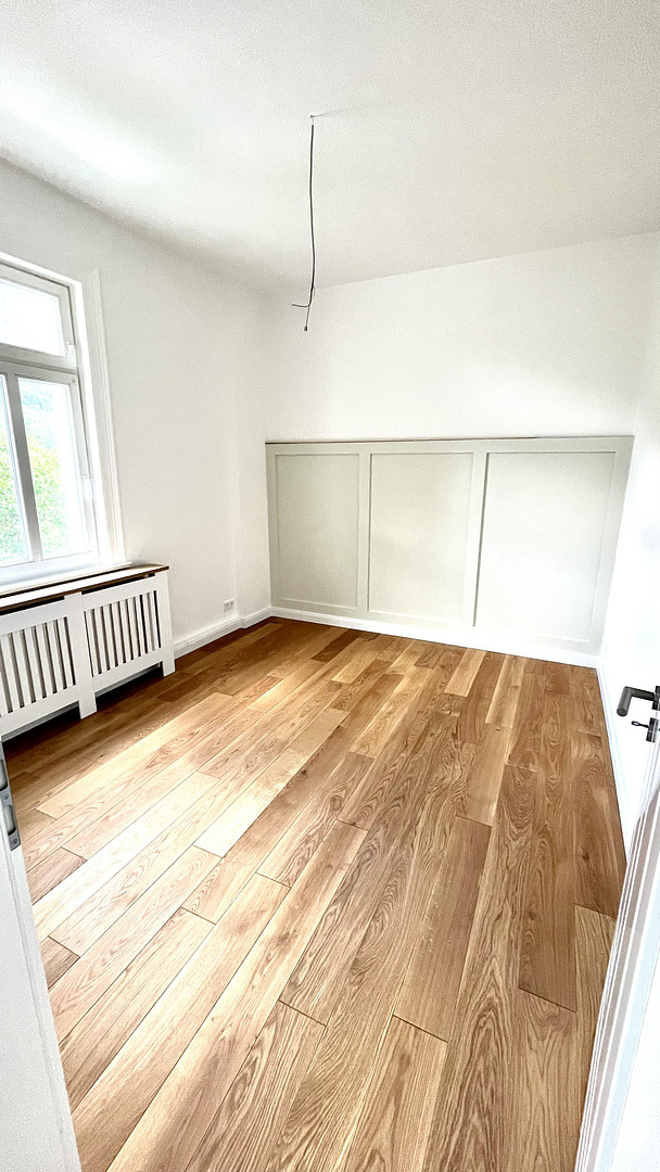 Wunderschöne, kernsanierte 3,5-Zimmer-Wohnung mit Einbauküche, Kaminofen & 3m hohen Decken – Ilmenauer Weg 6, 98693 Manebach – Vorschaubild 4