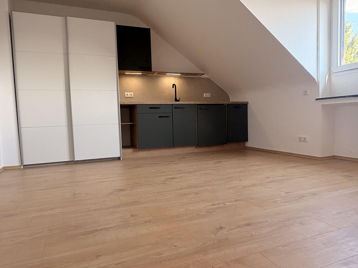 Ruhiges Rückzugs-Apartment im Dachgeschoss – frisch saniert & stilvoll eingerichtet – Heidestr. 172, 51147 Köln(Wahnheide) – Vorschaubild 2