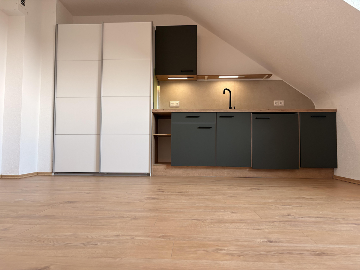 Ruhiges Rückzugs-Apartment im Dachgeschoss – frisch saniert & stilvoll eingerichtet – Heidestr. 172, 51147 Köln(Wahnheide) – Vorschaubild 13