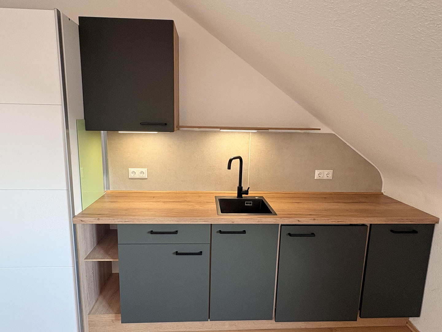 Ruhiges Rückzugs-Apartment im Dachgeschoss – frisch saniert & stilvoll eingerichtet – Heidestr. 172, 51147 Köln(Wahnheide) – Vorschaubild 3