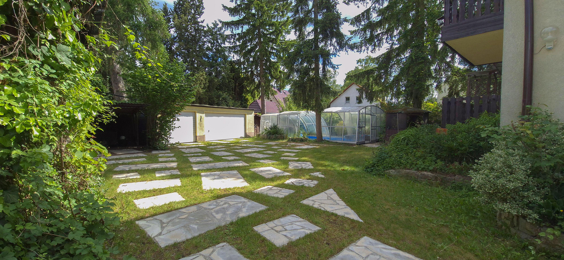 Garten mit Poolhaus und Garage