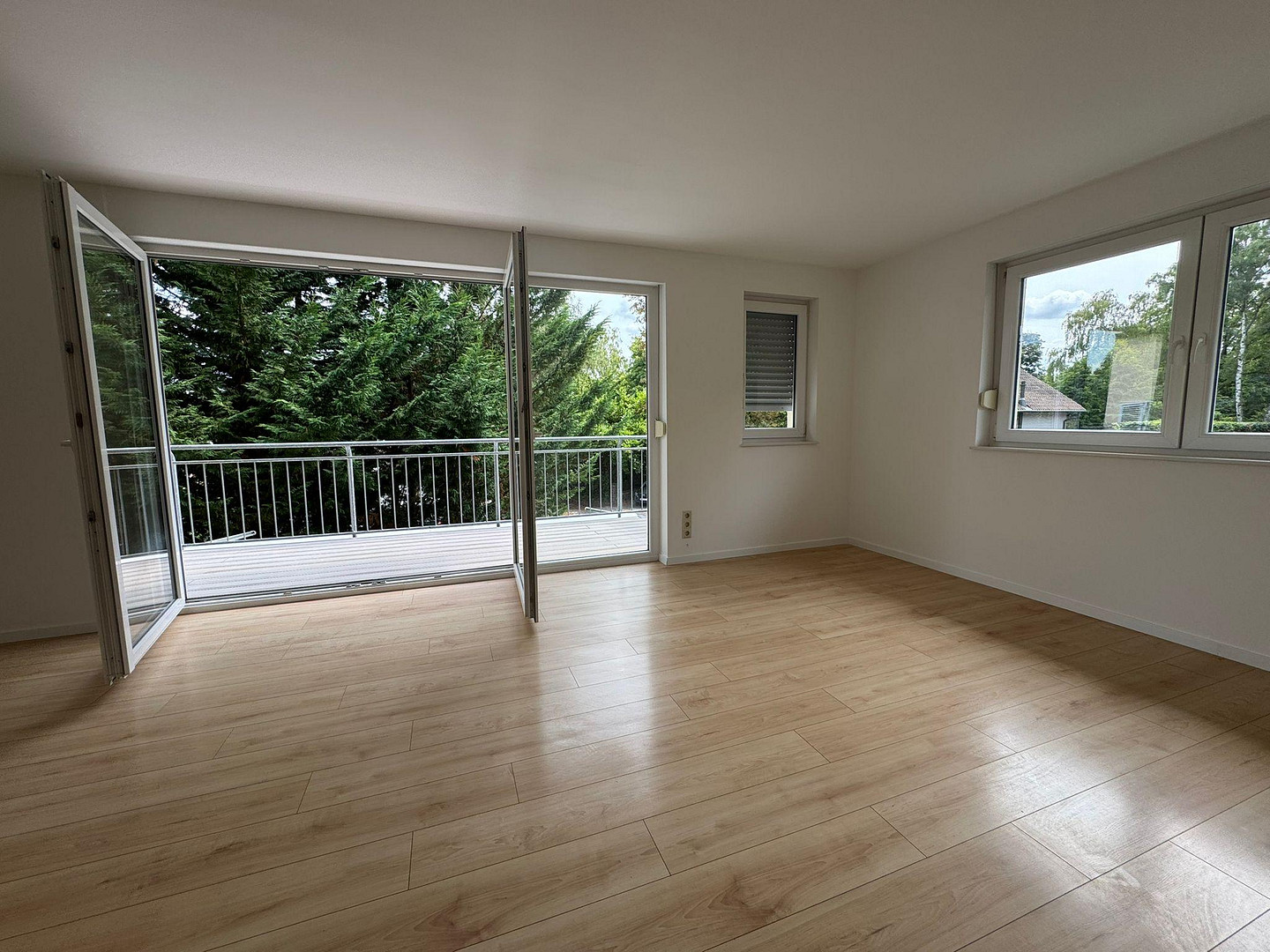 Ab sofort und von Privat! Traumlage in Schweinheim: 3 Zimmer, großer Balkon, 2 Bäder, 1. OG – Horionstr. 42, 53177 Bonn(Schweinheim) – Vorschaubild 2