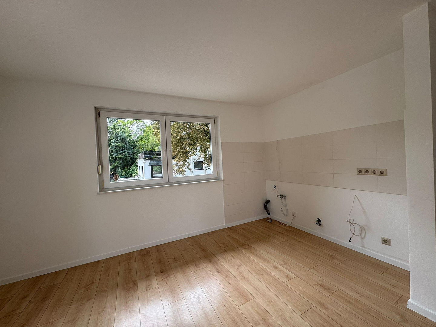 Ab sofort und von Privat! Traumlage in Schweinheim: 3 Zimmer, großer Balkon, 2 Bäder, 1. OG – Horionstr. 42, 53177 Bonn(Schweinheim) – Vorschaubild 3
