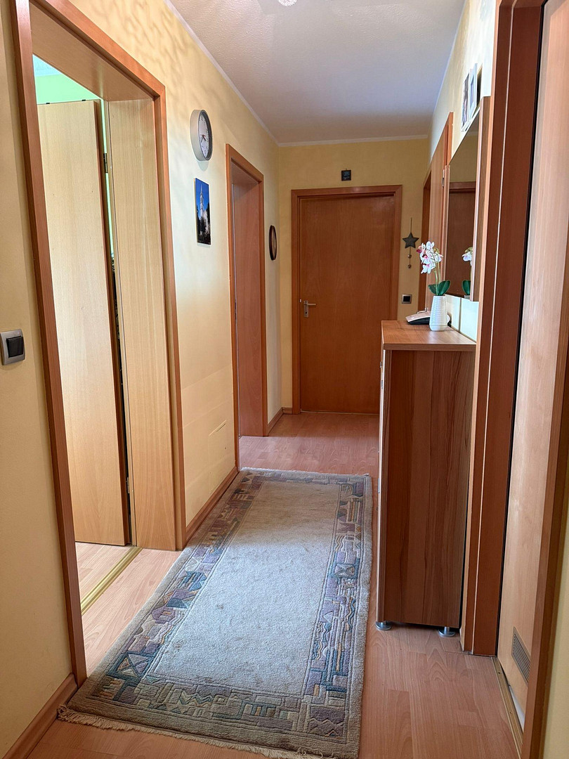 Gepflegte 3-Zimmer-Wohnung nahe Westpark – Terrasse, Garten & Garage inklusive – Cusanusstraße 24, 85049 Ingolstadt – Vorschaubild 2