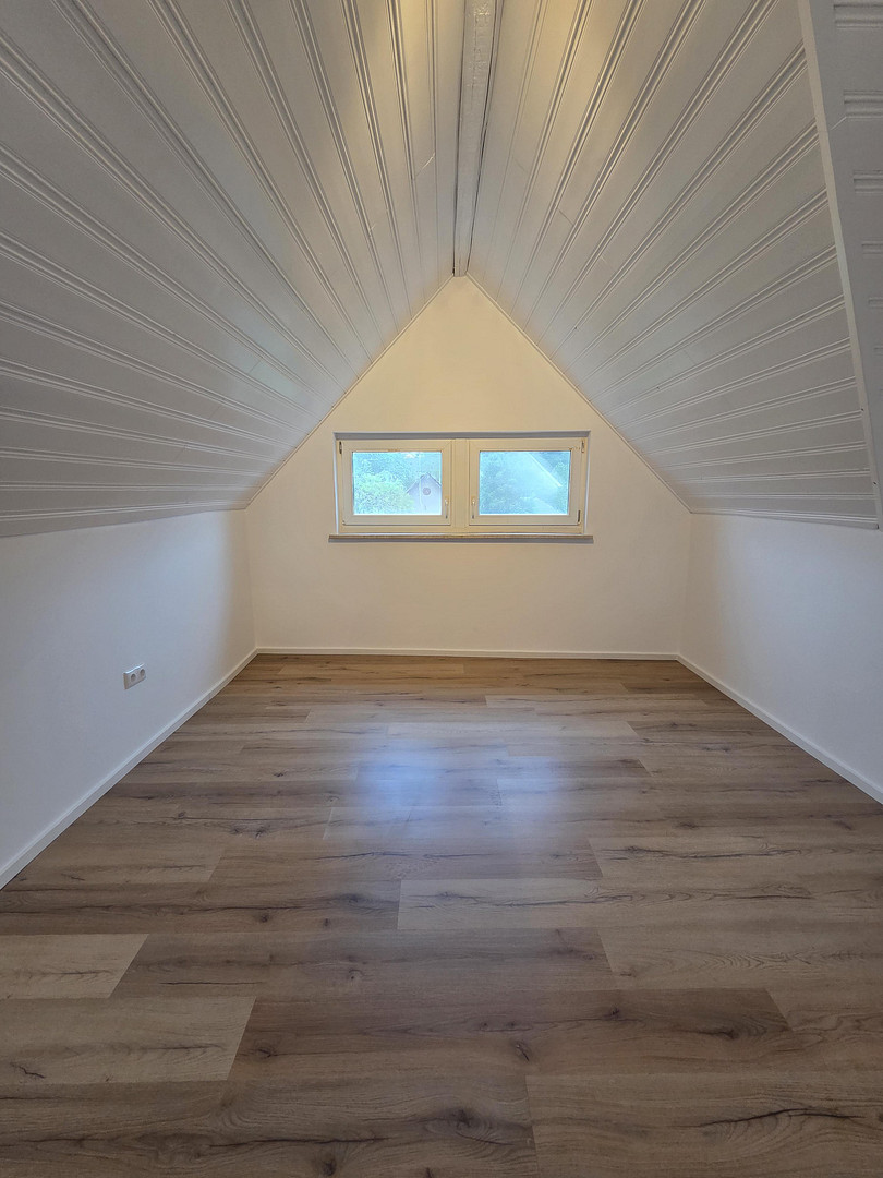 Großzügige, frisch renovierte Maisonette-Wohnung mit 5 Zimmern, 3 Bädern & Balkon – Bahnhofstraße 5, 97450 Arnstein – Vorschaubild 4