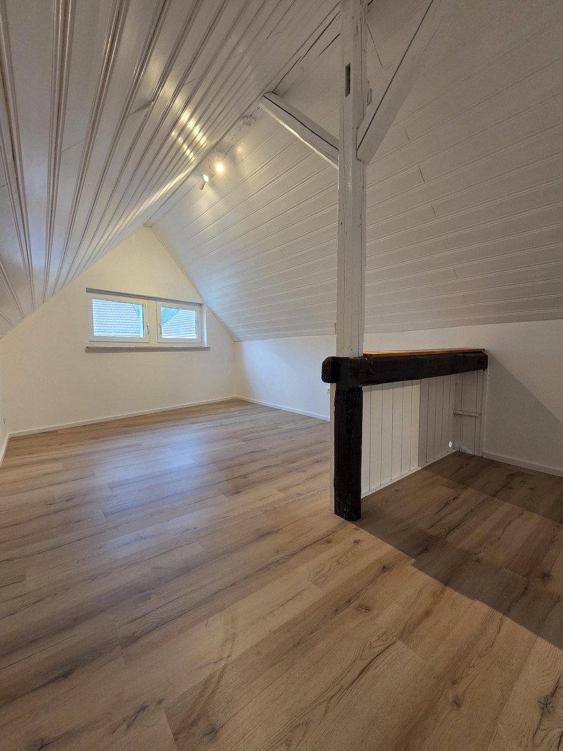 Großzügige, frisch renovierte Maisonette-Wohnung mit 5 Zimmern, 3 Bädern & Balkon – Bahnhofstraße 5, 97450 Arnstein – Vorschaubild 6