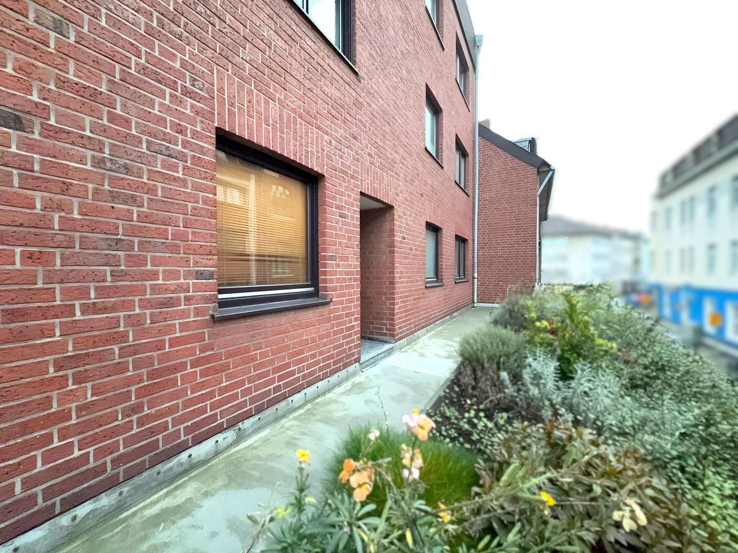 Renovierte City-Oase: 3 Zimmer mit großer Gartenterrasse & TG, PROVISIONSFREI – Alte Linner Str. 42, 47799 Krefeld(Cracau) – Vorschaubild 3