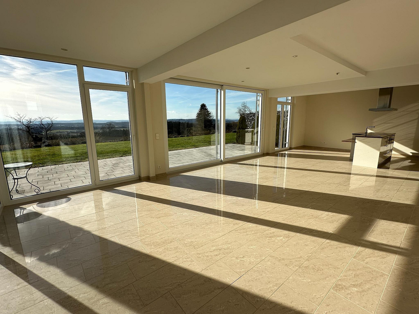 Exclusive 3-Zimmer-Wohnung mit Panoramablick über den Bodensee und die Schweizer Alpen. – Markdorf(Fitzenweiler) – Vorschaubild 3