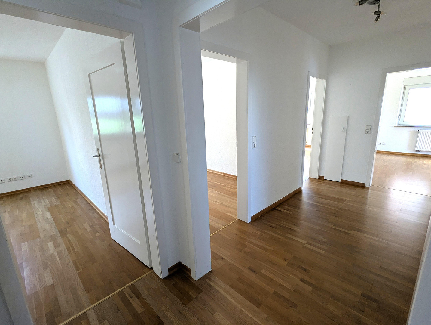 Großzügige 4-Zimmer-Erdgeschosswohnung mit zwei Balkonen, zwei Bädern und Altbauflair – Stuttgart(Bad Cannstatt) – Vorschaubild 10